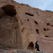 Un soldado hace guardia frente a las ruinas de una estatua de Buda en la provincia afgana de Bamiyán.