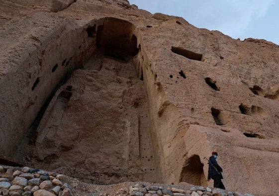 Un soldado hace guardia frente a las ruinas de una estatua de Buda en la provincia afgana de Bamiyán.