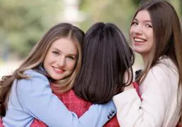 Los secretos de las fotos oficiales más tiernas de Letizia con sus hijas: por qué parece turistas en el Palacio Real