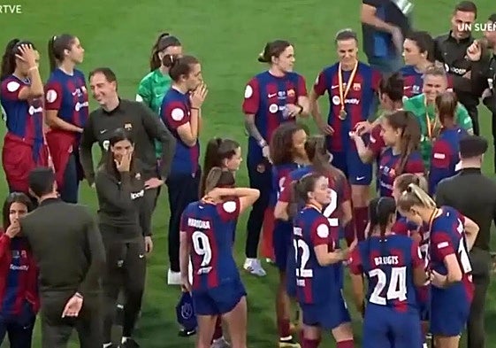Las jugadoras del Barcelona, con las medallas en el campo.