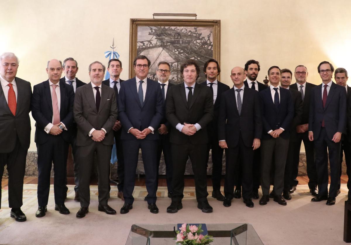 El presidente de Argentina, Javier Milei (en el centro), junto al presidente de la CEOE, Antonio Garamendi (a su izquierda) y los ejecutivos de varias destacadas compañías españolas con los que se ha reunido este sábado en Madrid.