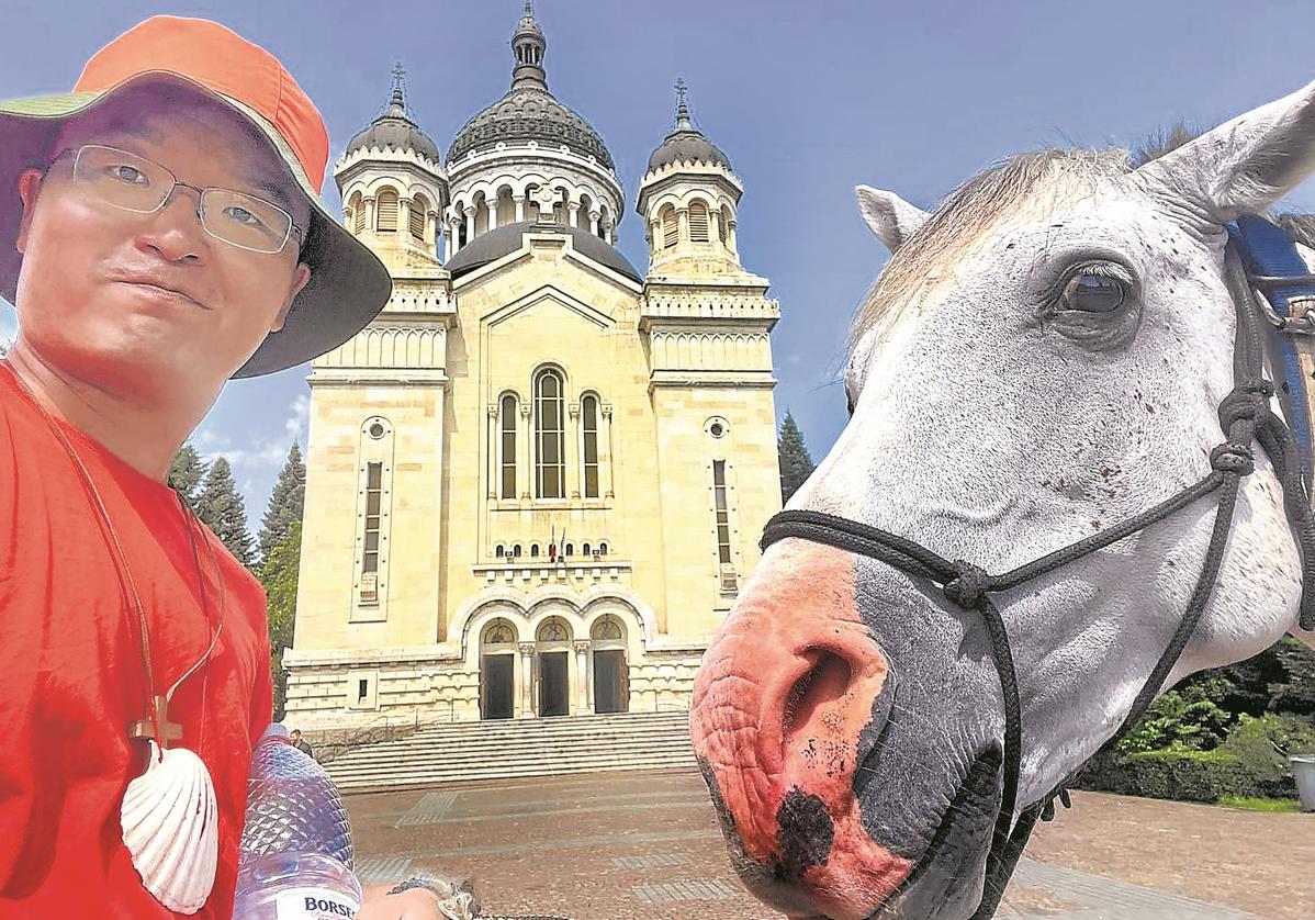 Unas y su caballo se han fotografiado en todos los rincones por los que han pasado.