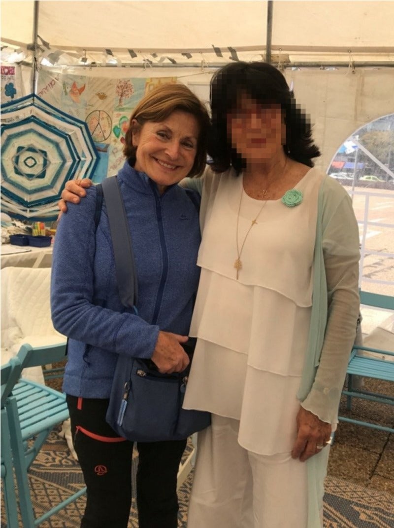 Araceli, con una militante pacifista israelí, en un viaje en 2019.