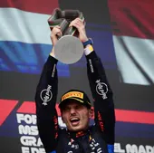 Max Verstappen celebra su triunfo en Imola.