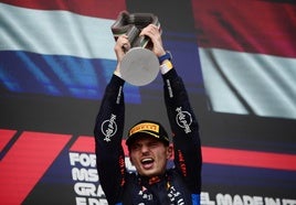 Max Verstappen celebra su triunfo en Imola.