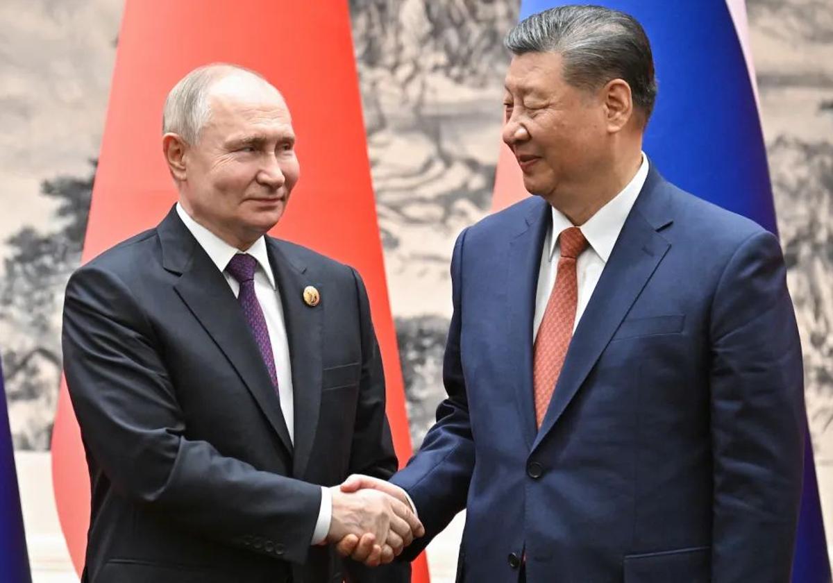 El presidente ruso, Vladimir Putin, estrecha la mano de su homólogo chino, Xi Jinping, durante su visita esta semana a Pekín.