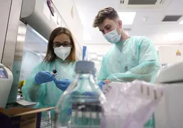 Dos jóvenes investigadores trabajando en un laboratorio.