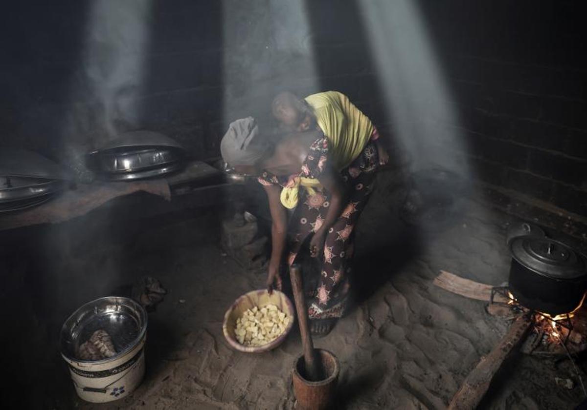 Mujer africana en la cocina.