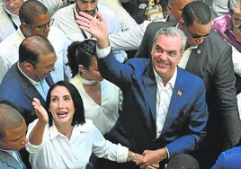 Luis Abinader saluda a sus seguidores tras depositar su voto en las elecciones dominicanas de este domingo.