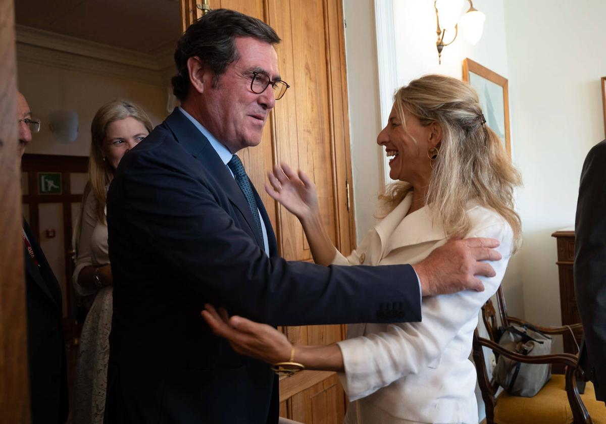 El presidente de la CEOE, Antonio Garamendi, saluda a la vicepresidenta segunda, Yolanda Díaz.