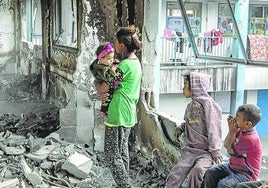 Palestinos se refugian en una escuela en ruinas.