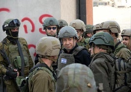 El primer ministro israelí conversa con soldados durante una visita a las tropas en el norte de la Franja de Gaza.