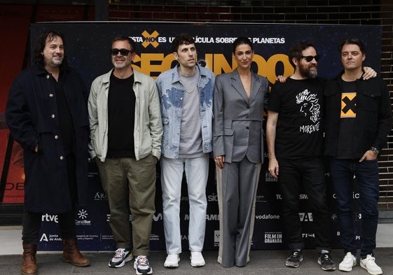 Isaki Lacuesta y Pol Rodríguez, junto a los cuatro actores de 'Segundo premio'.