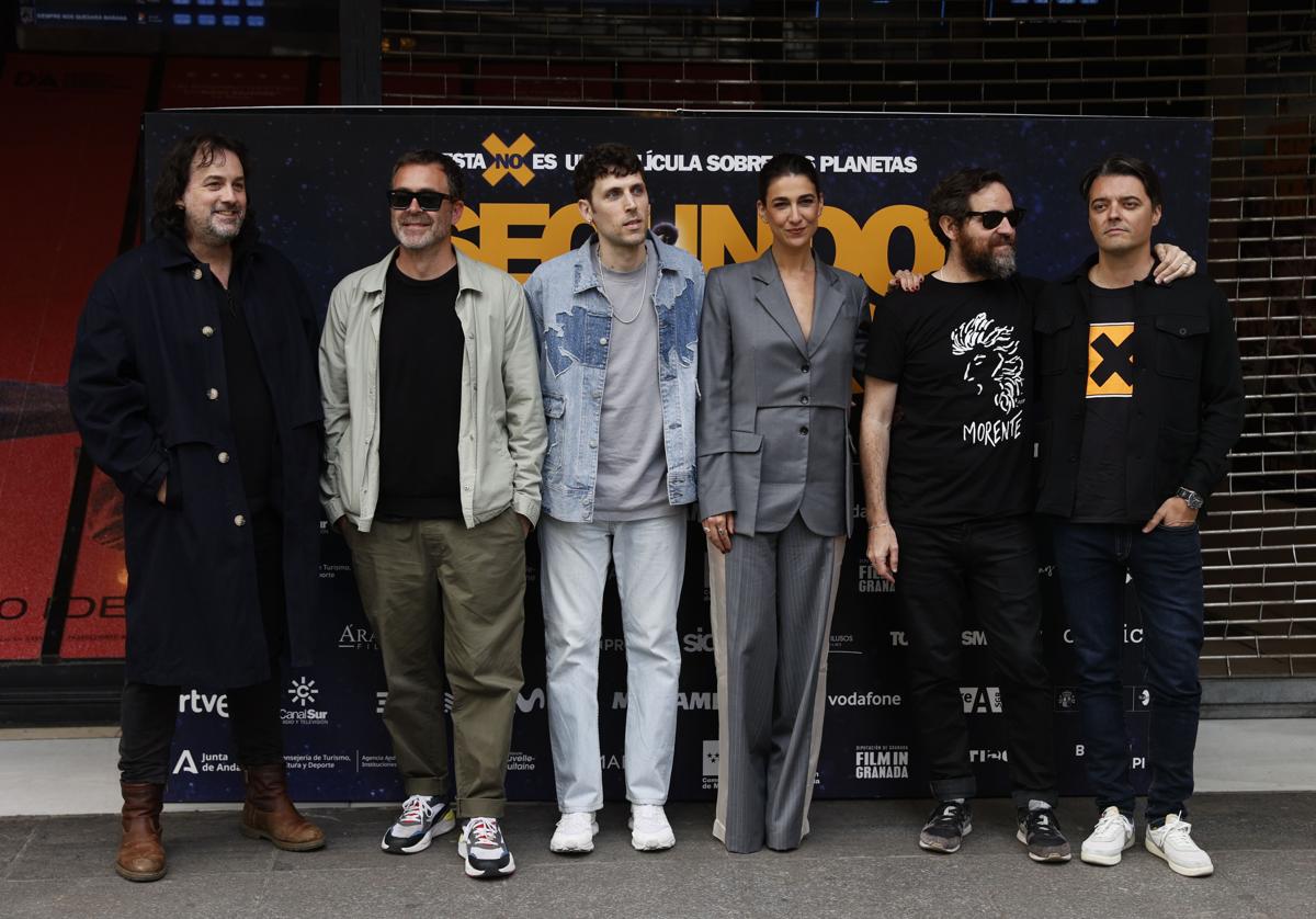 Isaki Lacuesta y Pol Rodríguez, junto a los cuatro actores de 'Segundo premio'.