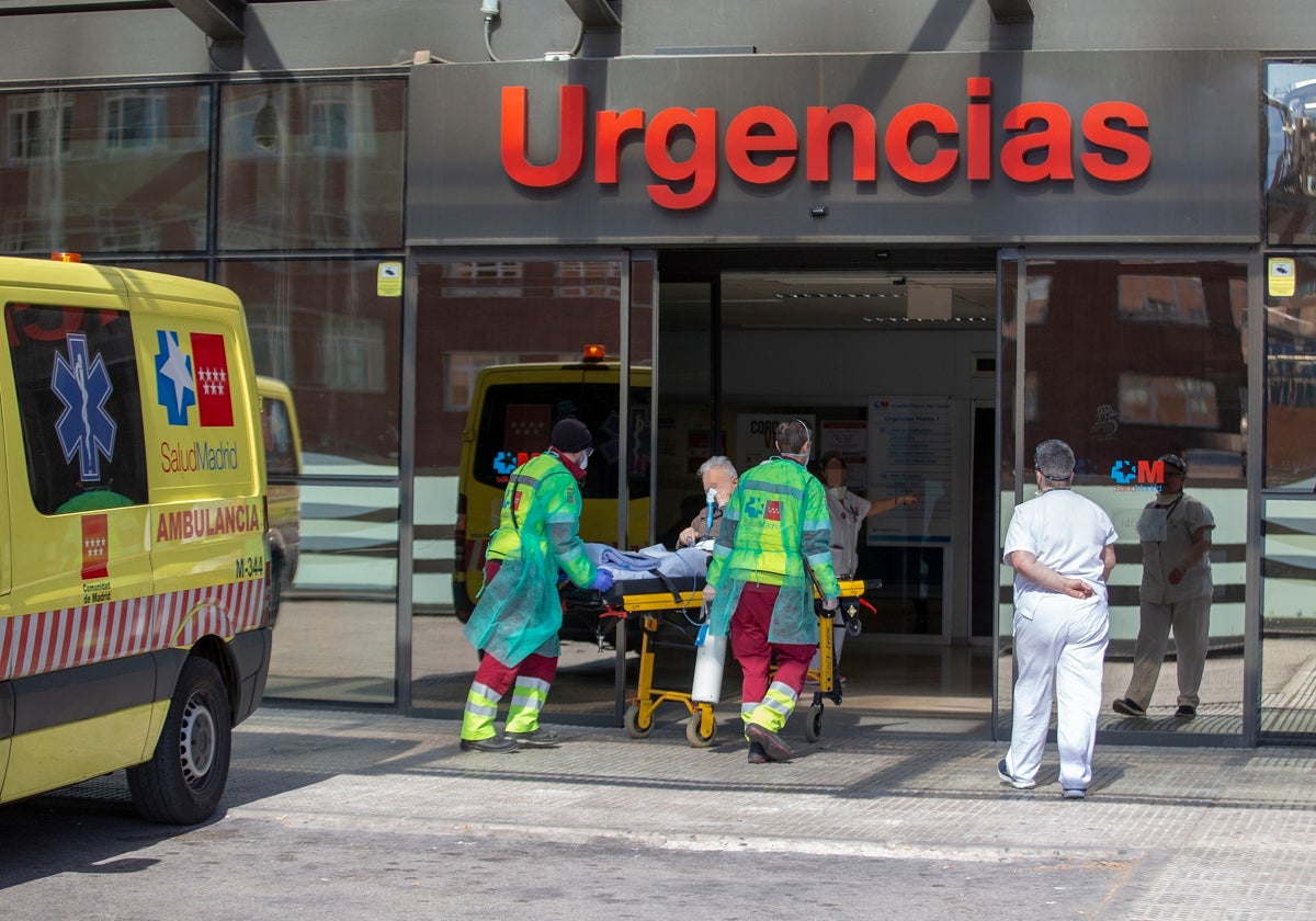 Unos sanitarios trasladan a un anciano para que sea atendido en las urgencias de un hospital madrileño.