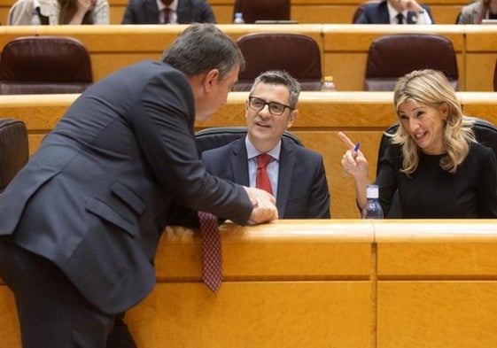 El portavoz del PNV en el Congreso, Aitor Esteban hablando con la vicepresidenta segunda, Yolanda Díaz.