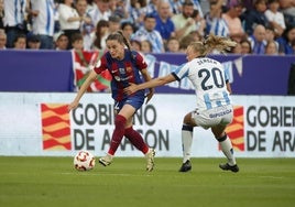 La defensa del FC Barcelona Ona Batlle (i) disputa una posesión con la atacante noruega de la Real Sociedad Synne Jensen durante el partido de la final de la Copa de la Reina de fútbol