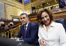 Pedro Sánchez y María Jesús Montero en el pleno de este miércoles