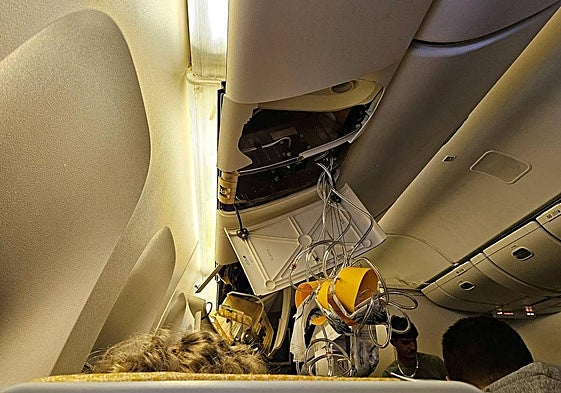 Estado en el que quedó el interior del avión tras las fuertes turbulencias.