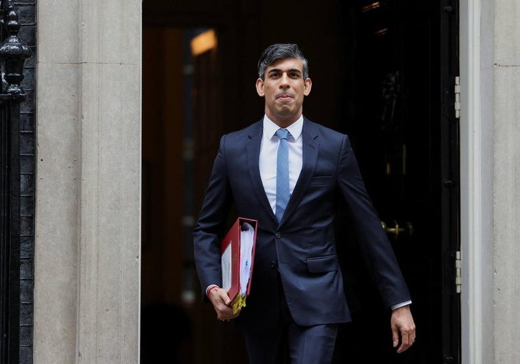 Rishi Sunak sale este miércoles de su residencia en Downing Street.