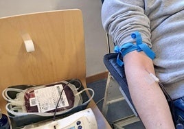 Una persona dona sangre.