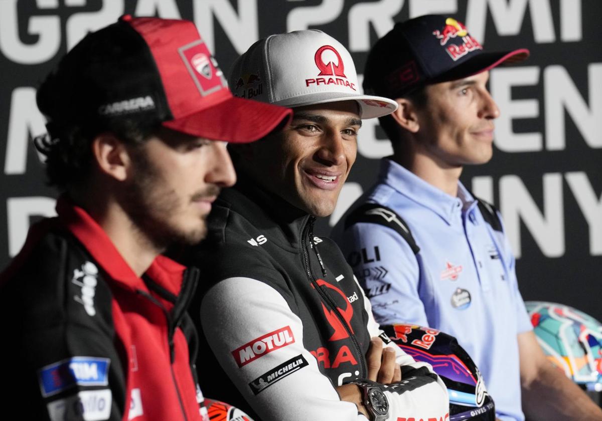 Jorge Martín y Marc Márquez, junto a Pecco Bagnaia.