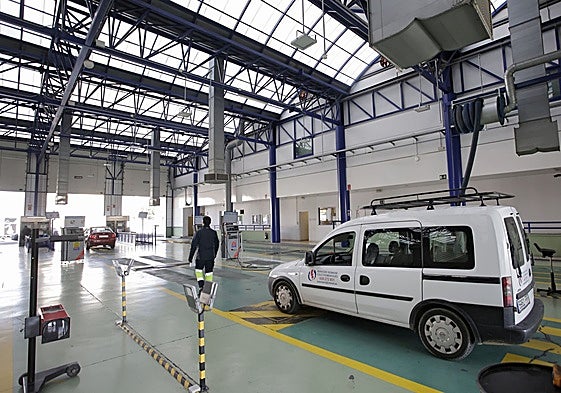 Vista interior de una estación de inspección técnica de vehículos.