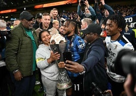 Ademola Lookman celebra el título de la Liga Europa junto a su madre