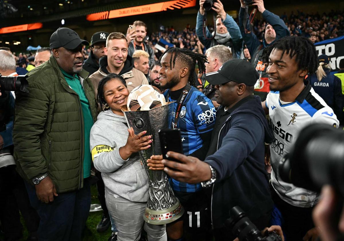 Ademola Lookman celebra el título de la Liga Europa junto a su madre