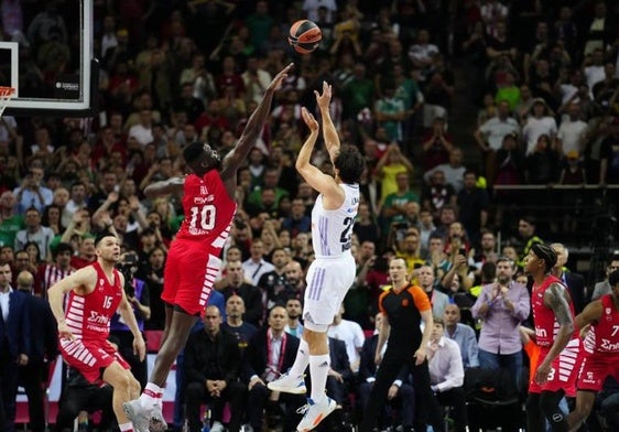 Sergio Llull ejecuta el tiro decisivo en la final de la Euroliga 2023 entre Real Madrid y Olympiacos.