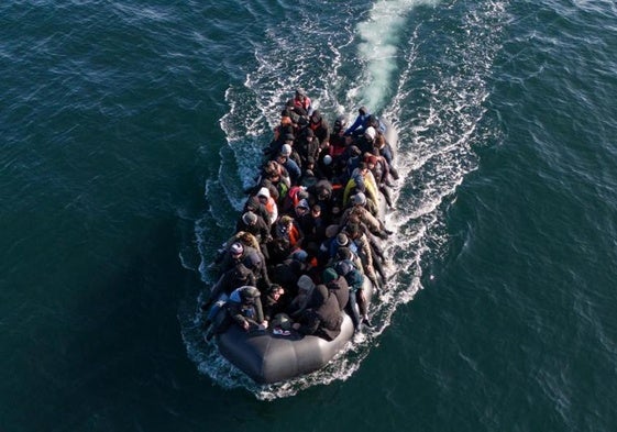 Un dron muestra a un grupo de migrantes cruzando el Canal de la Mancha en una pequeña embarcación.