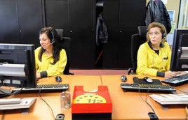 Dos teleoperadoras trabajando.