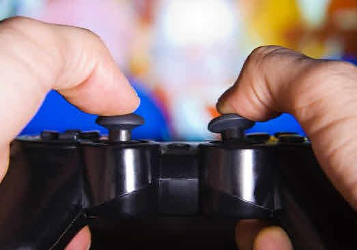 Pulgares sobre mando de videoconsola.