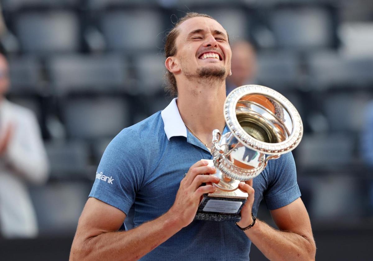 Alexander Zverev, con el trofeo del Masters 1.000 de Roma.