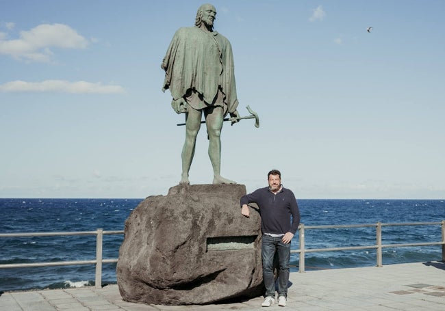 Santigo Díaz ante la estatua del mencey Bencomo en el muelle de San Blas, en La Candelaria.