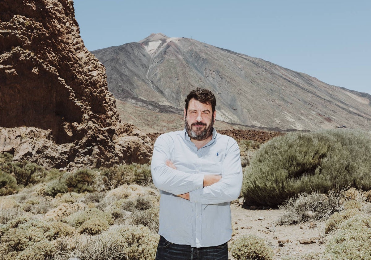 El escritor y guionista Santiago Díaz ante la cumbre del Teide en Tenerife.