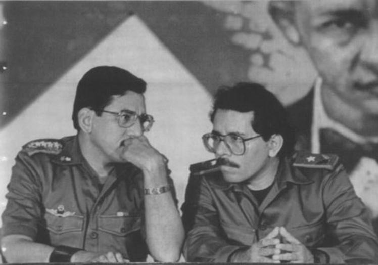 Los hermanos Ortega, en una imagen de archivo de 1987, cuando Humberto era ministro de Defensa.