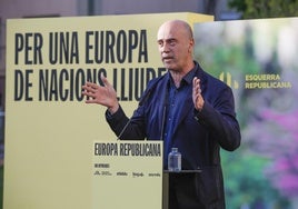 Tomàs Molina, número dos de ERC en las listas de las elecciones europeas, pronuncia un discurso durante el acto inaugural de la campaña de Ahora Repúblicas.