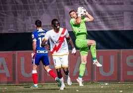 Unai Simón se hace un balón por alto en el partido ante el Rayo.