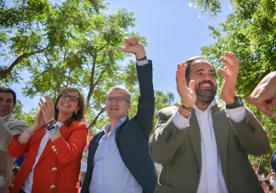 La vicesecretaria de Organización Territorial, Carmen Fúnez, Alberto Núñez Feijóo, y el presidente del PP de Castilla-La Mancha, Paco Núñez, este sábado en Tomelloso.