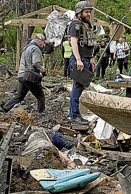 Un miembro de un equipo de rescate examina unas ruinas en Járkov.
