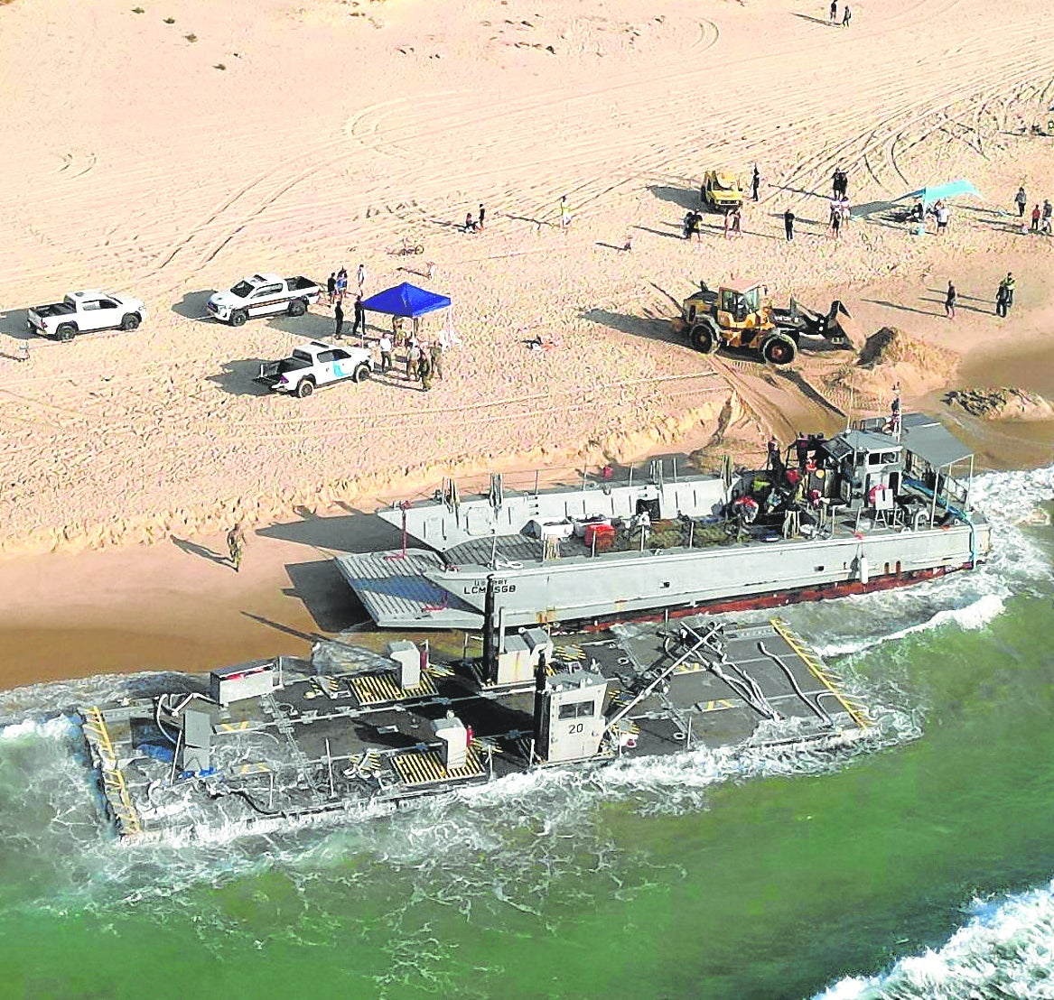 Un temporal daña el muelle flotante de EE UU en Gaza y provoca que encallen un buque y el que salió en su rescate