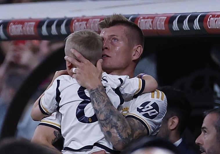 Toni Kroos abraza a su hijo tras jugar su último partido en el Santiago Bernabéu.