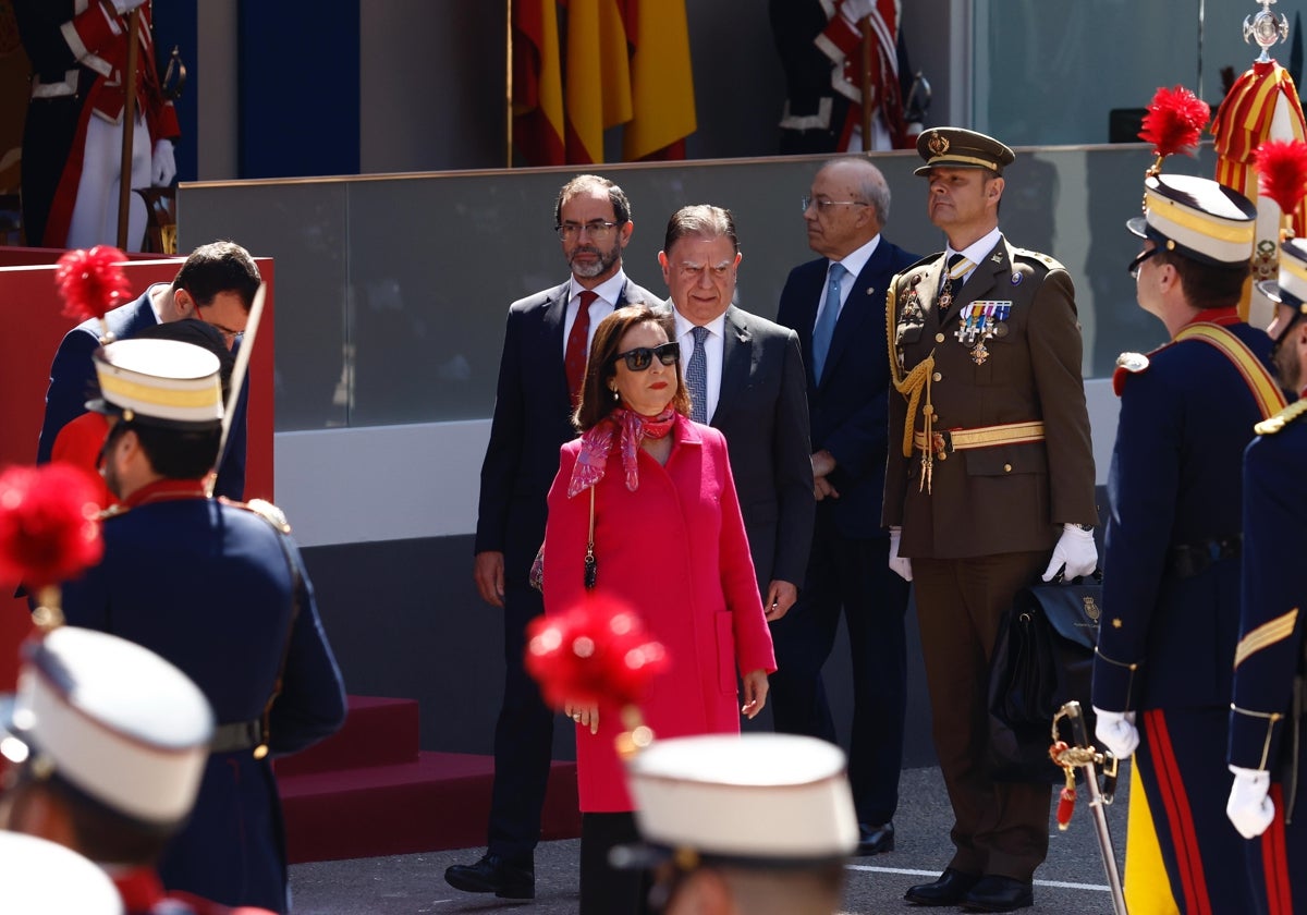 La ministra de Defensa, Margarita Robles, a su llegada al desfile militar con motivo del día de las fuerzas armadas