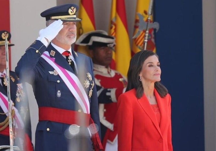 Los reyes presiden el desfile.