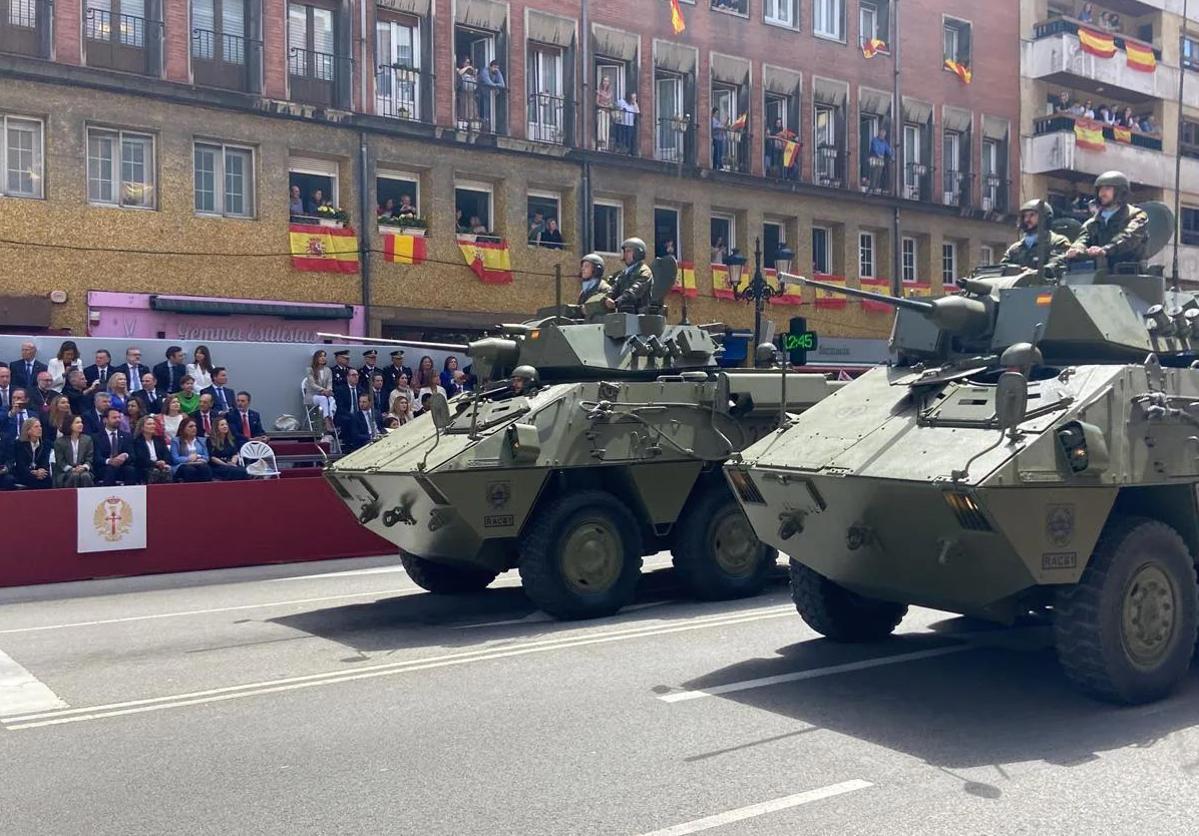 Imagen principal - Distintos momentos del desfile militar en Oviedo.