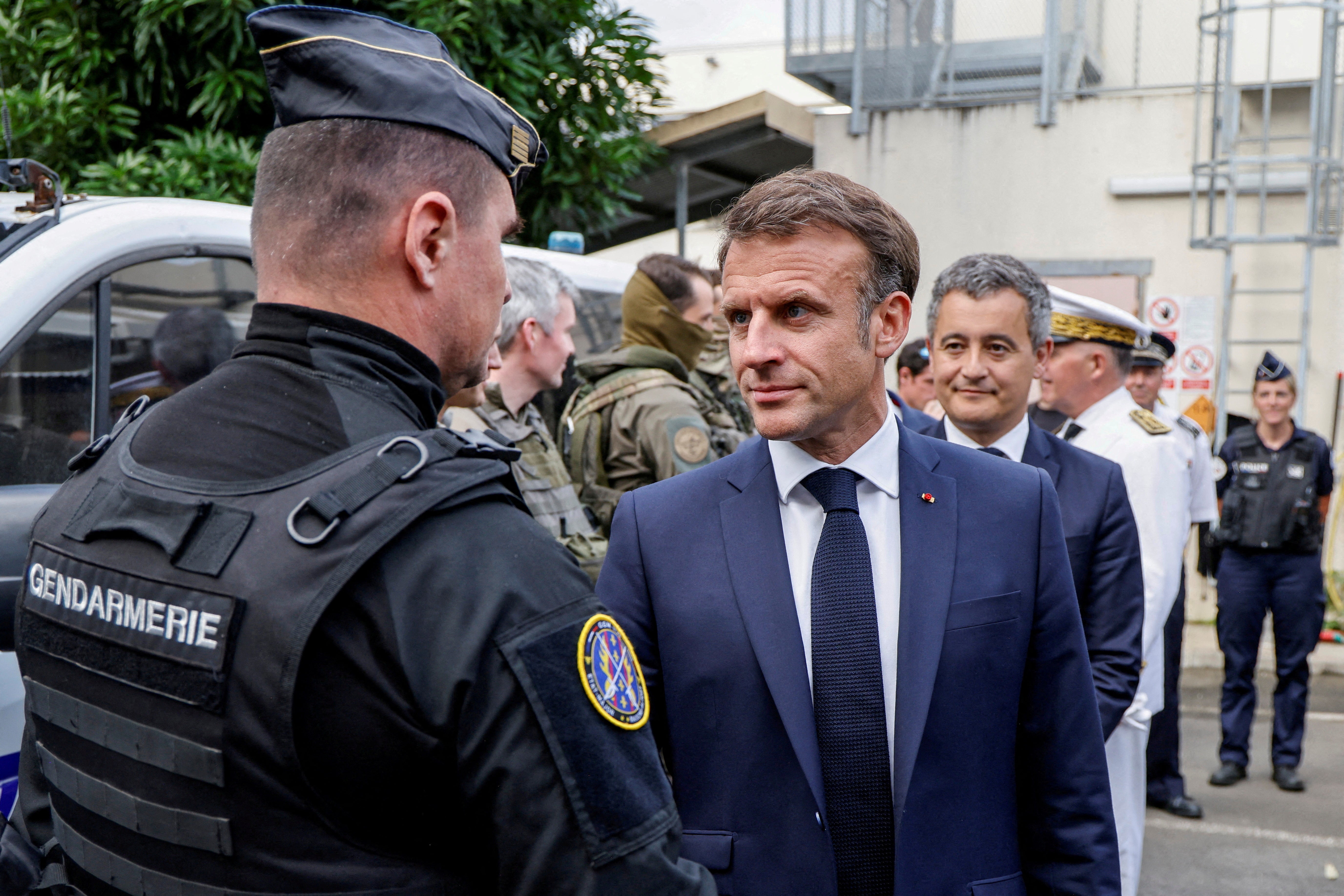 Macron habla con un policía durante su reciente visita a Nueva Caledonia.