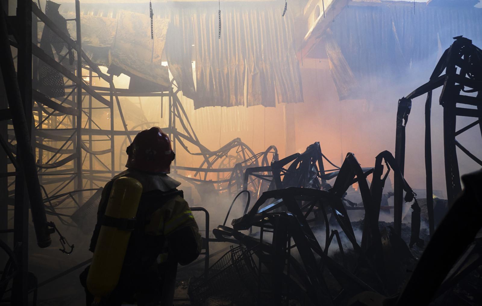 Un bombero lucha contra un incendio dentro de un local