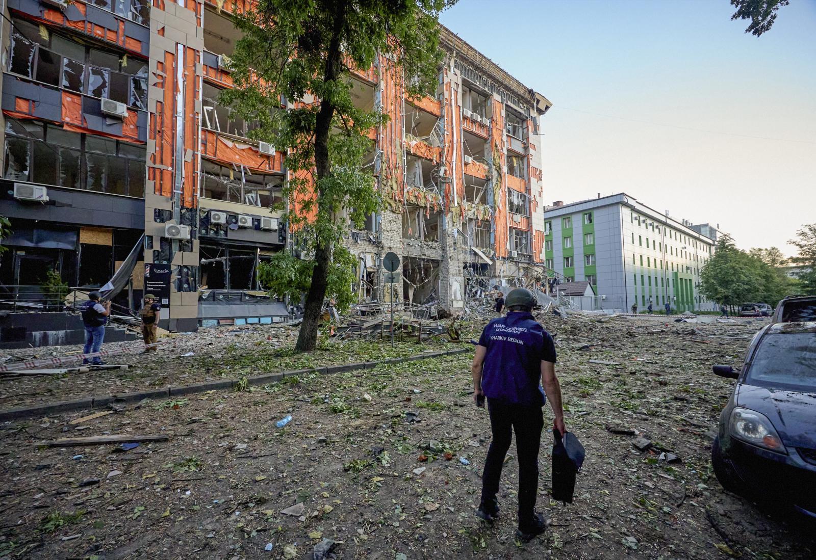 Un misil destrozó en la noche del sábado un edificio de viviendas en Járkov.