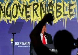 Un libertario pide que Trump salga del escenario con gestos ostensibles.